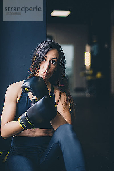 Porträt einer Boxerin  die sich nach dem Boxtraining ausruht