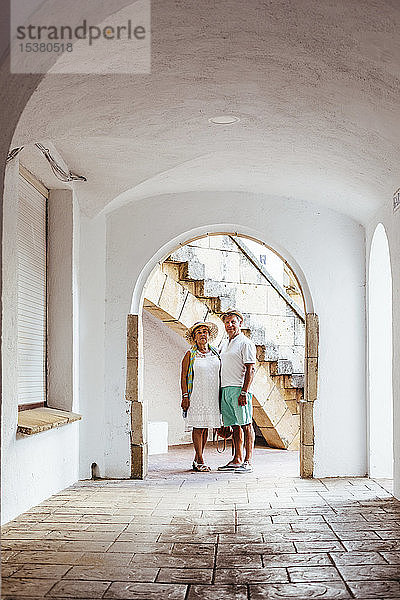 Älteres Touristenpaar in einem Dorf  El Roc de Sant Gaieta  Spanien