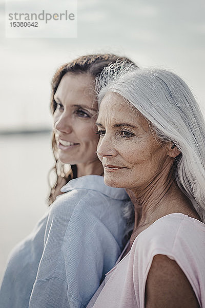 Mutter und Tochter verbringen einen Tag am Meer  Porträt
