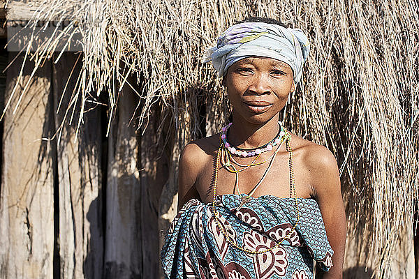 Frau vom Stamm der Khoisan  Chomipapa  Angola