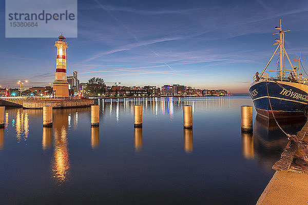 Beleuchteter Leuchtturm am Fluss gegen den Himmel bei Malmö  Schweden