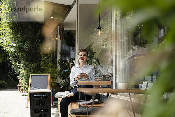 Porträt einer lächelnden Geschäftsfrau in einem Cafe