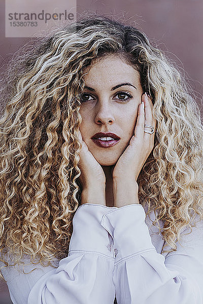 Bildnis einer jungen Frau mit gefärbten blonden Locken