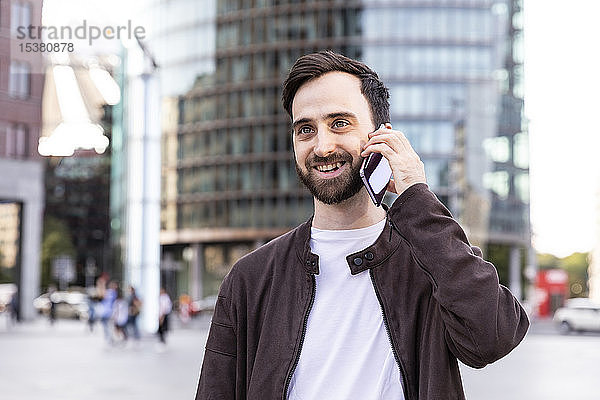 Mann am Telefon  Berlln  Deutschland