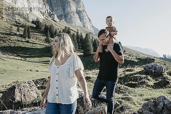 Glückliche Familie mit kleinem Sohn auf einer Wanderung in den Bergen  Schwaegalp  Nesslau  Schweiz