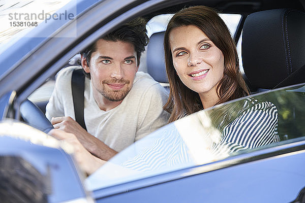 Ehepaar in einem Auto  das aus dem Fenster schaut