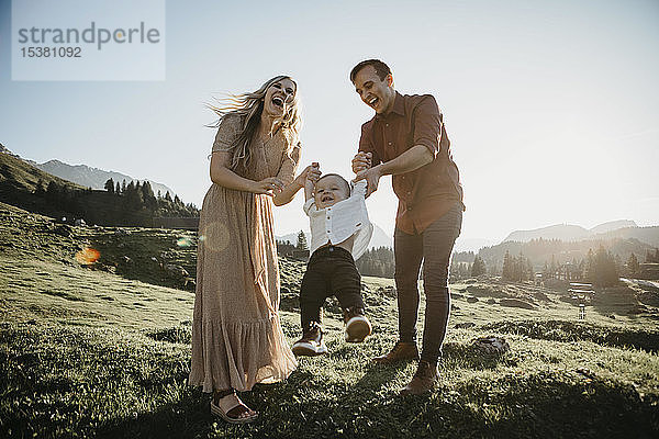 Glückliche Familie spielt mit kleinem Sohn auf einer Wanderung  Schwaegalp  Nesslau  Schweiz