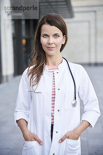 Porträt einer selbstbewussten Ärztin vor dem Krankenhaus