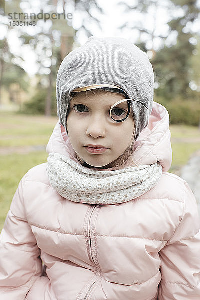 Porträt eines kleinen Mädchens in einem Park