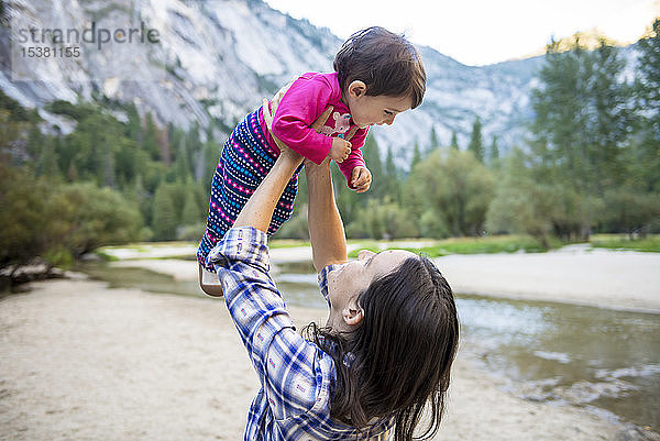 Mutter hält ihr kleines Mädchen  Yosemite National Park  Kalifornien  USA