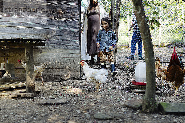 Familie in einem Hühnerstall auf einem Biohof