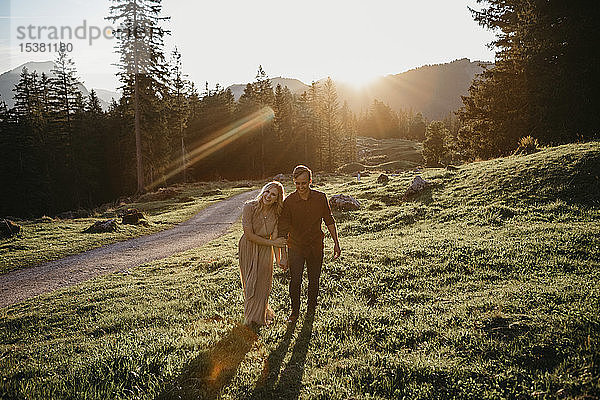 Glückliches junges Paar auf einer Wanderung bei Sonnenuntergang  Schwaegalp  Nesslau  Schweiz