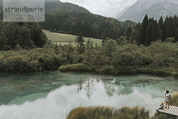 Mutter und zwei Töchter auf einem Bootssteg an einem See  Naturschutzgebiet Zelenci  Kranjska Gora  Slowenien