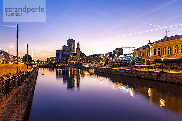 Gebäude am Kanal gegen den Himmel in der Abenddämmerung in Malmö  Schweden