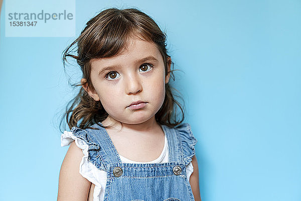 Bildnis eines traurigen Mädchens  blauer Hintergrund
