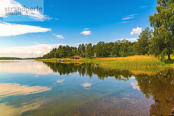 Blick auf den Fluss vor blauem Himmel bei Loftahammar  Schweden