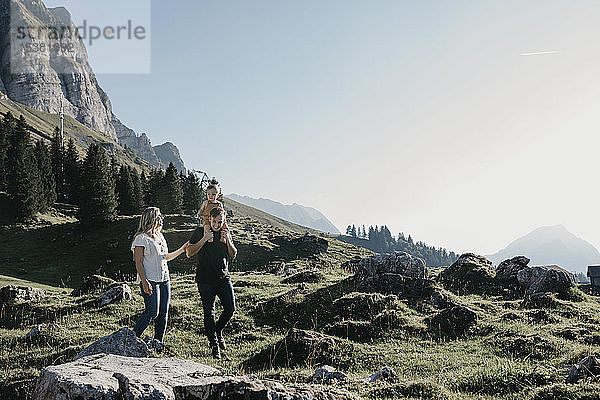 Familie mit kleinem Sohn auf einer Wanderung in den Bergen  Schwaegalp  Nesslau  Schweiz