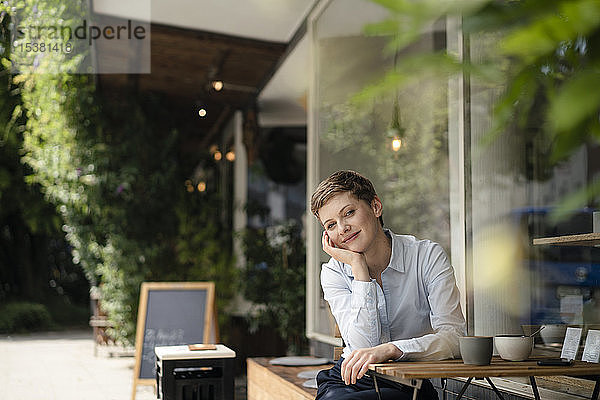 Porträt einer lächelnden Geschäftsfrau in einem Cafe