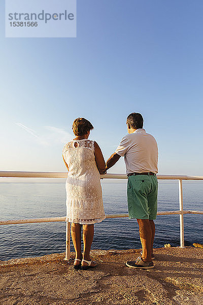 Rückansicht eines älteren Ehepaares am Aussichtspunkt an der Küste  El Roc de Sant Gaieta  Spanien