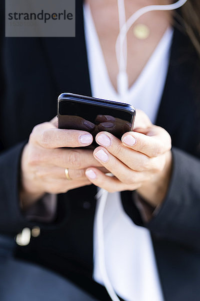 Nahaufnahme einer Geschäftsfrau mit Smartphone
