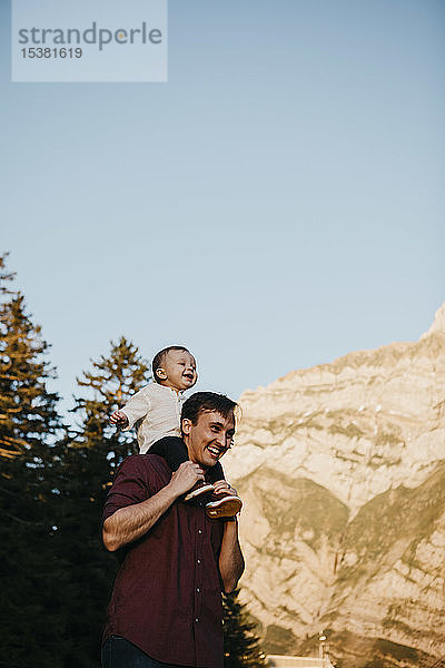 Glücklicher Vater trägt den kleinen Sohn auf den Schultern bei einer Wanderung  Schwaegalp  Nesslau  Schweiz