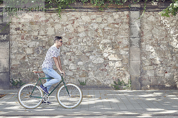 Mann auf dem Fahrrad in der Stadt