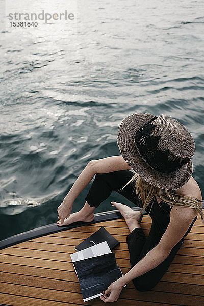 Frau mit einem Buch auf einem Boot