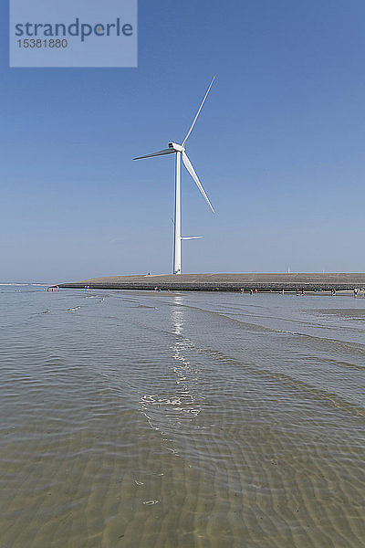 Windrad an der niederländischen Küste