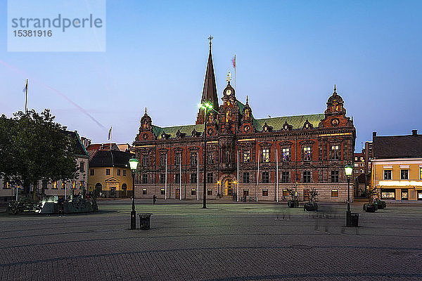 Beleuchtetes Rathaus gegen blauen Himmel in der Abenddämmerung in Malmö  Schweden