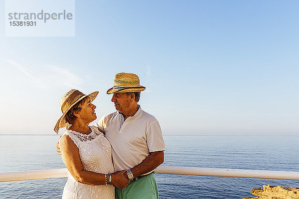 Älteres Ehepaar umarmt sich am Aussichtspunkt an der Küste  El Roc de Sant Gaieta  Spanien