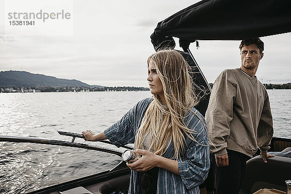 Junges Paar bei einer Bootsfahrt auf einem See