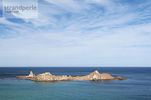 Szenische Ansicht der Meereslandschaft gegen den Himmel während eines sonnigen Tages  Menorca  Spanien
