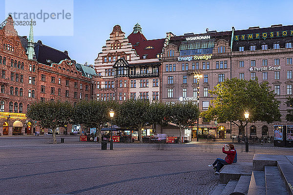 Gebäude auf dem Stadtplatz in der Abenddämmerung in Malmö  Schweden