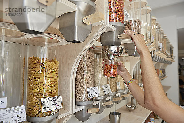 Nahaufnahme einer Frau beim Einkauf im verpackungsfreien Supermarkt