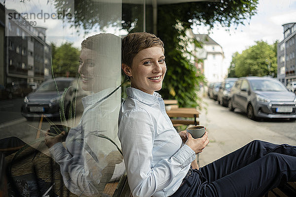 Porträt einer entspannten Geschäftsfrau in einem Cafe