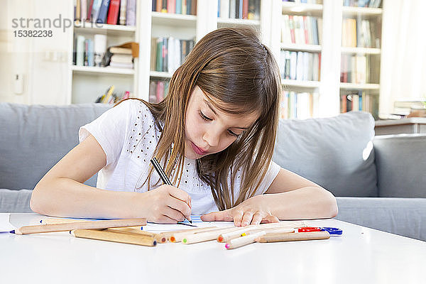 Porträt eines Mädchens  das zu Hause mit Farbstift zeichnet