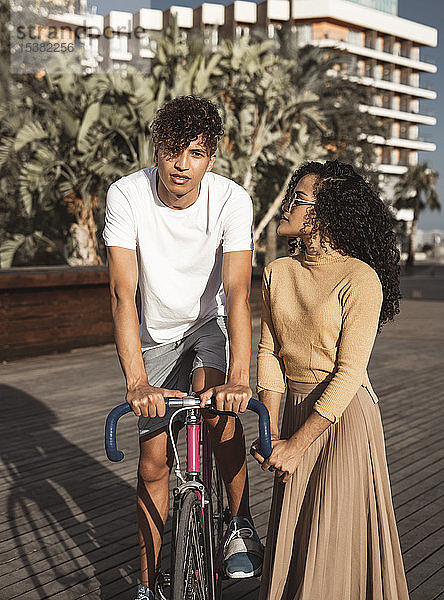 Cooles Paar mit Fahrrad in der Stadt