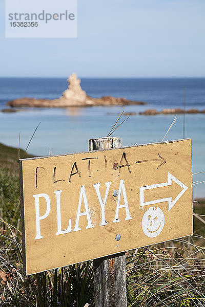 Nahaufnahme eines Strand-Zeichens gegen den Himmel während eines sonnigen Tages  Menorca  Spanien