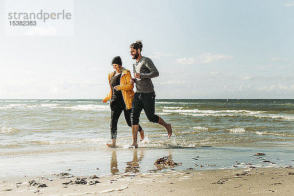 Paar läuft am Strand von Heiligenhafen