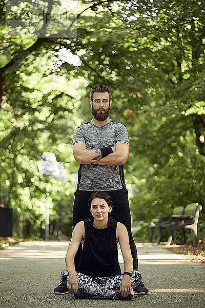 Porträt eines sportlichen Paares auf einem Waldweg