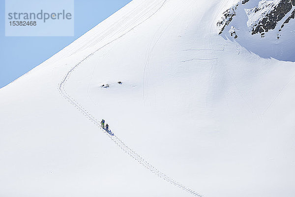 Paar Skitouren in den Bergen  Kühtai  Tirol  Österreich