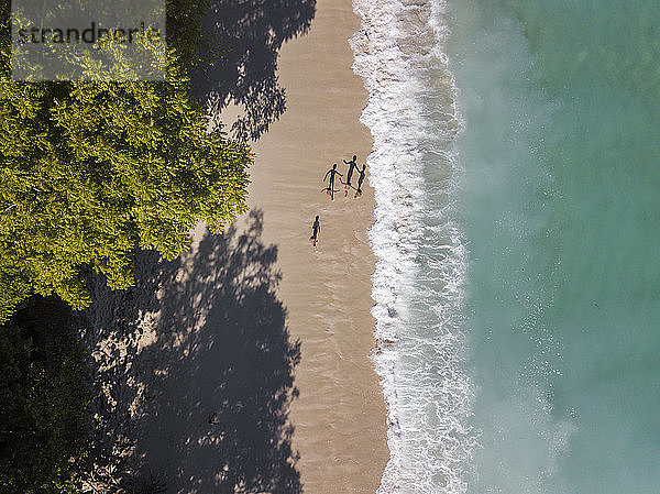 Luftaufnahme von Kindern am Strand  Sumbawa  Indonesien