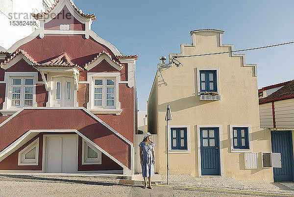 Frau  die vor Häusern steht  Costa Nova  Portugal