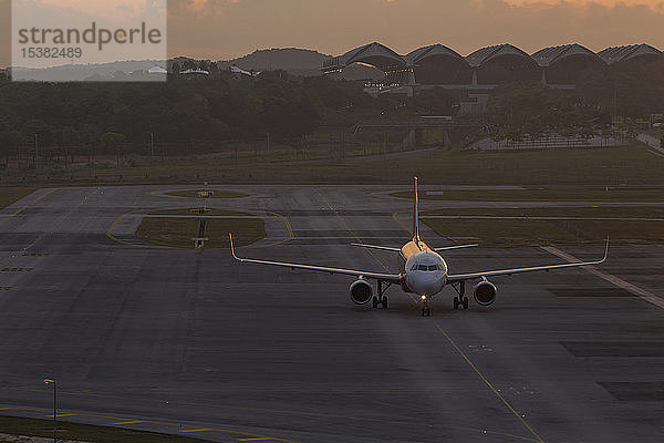 Verkehrsflugzeug am Flughafen bei Sonnenuntergang