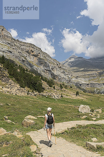 Rückansicht einer Frau  die auf einem Wanderweg in den Bergen geht  Ordesa-Nationalpark  Aragonien  Spanien