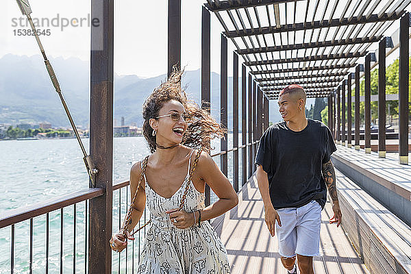 Glückliches junges Paar an der Seepromenade  Lecco  Italien