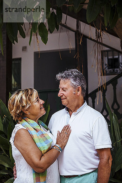 Lächelndes älteres Paar in einem Dorf  El Roc de Sant Gaieta  Spanien