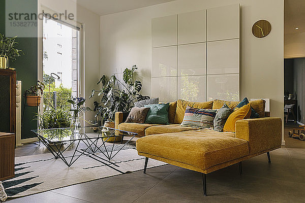 Innenaufnahme einer Couch im Hygge- oder Scandi-Stil im Wohnzimmer  Köln  Deutschland