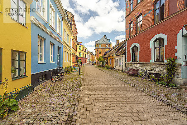 Leere Straße inmitten von Gebäuden in Malmö  Schweden