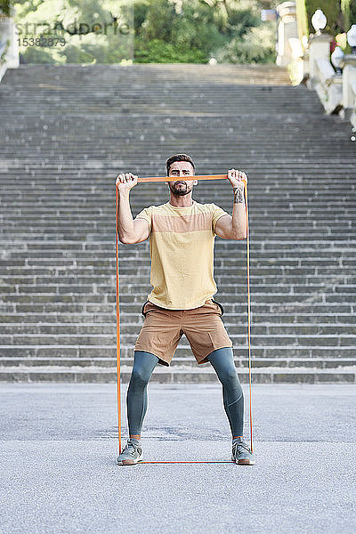 Mann macht Fitnesstraining im Freien in der Stadt